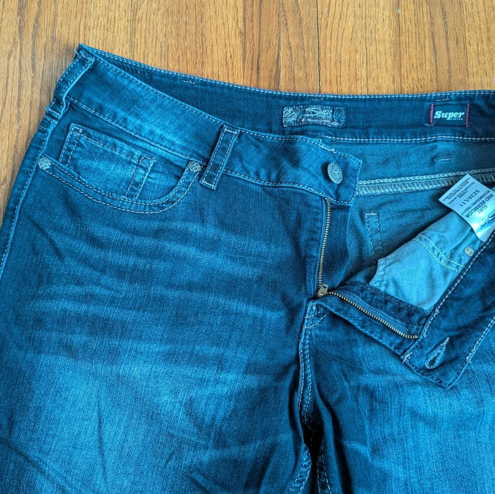 Silver Jeans | Suki Mid Bermuda Jean Shorts | 20 - Picture 2 of 5